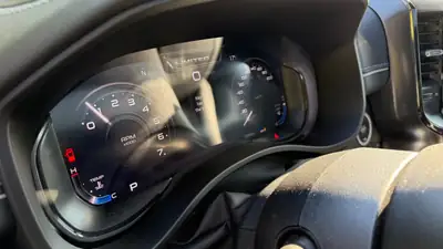 Dodge Ram Limited CrewCab Night Edition — Imposant pickup 5.7L, 8000 km seulement — Miniatura 12