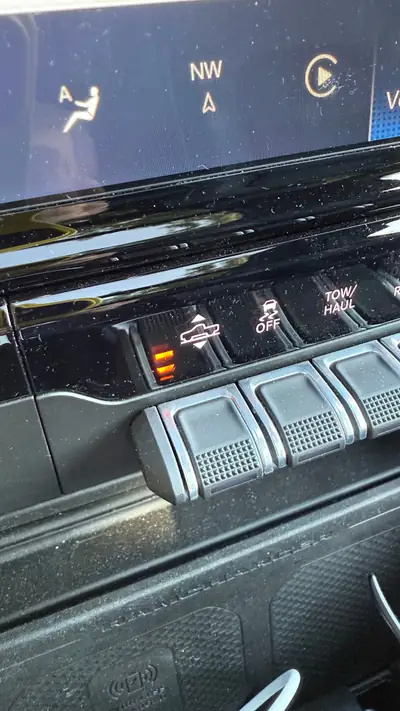 Dodge Ram Limited CrewCab Night Edition — Imposant pickup 5.7L, 8000 km seulement — Miniatura 14