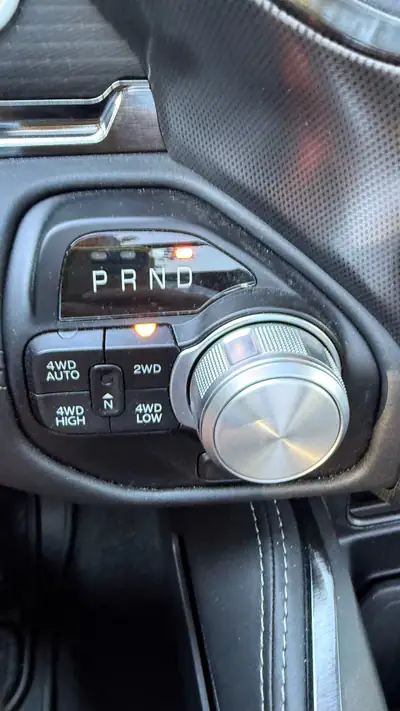 Dodge Ram Limited CrewCab Night Edition — Imposant pickup 5.7L, 8000 km seulement — Miniatura 16
