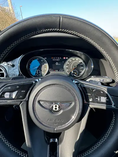 Bentley Bentayga W12 First Edition — SUV de prestige, 608 ch, entretien à jour — Miniatura 12