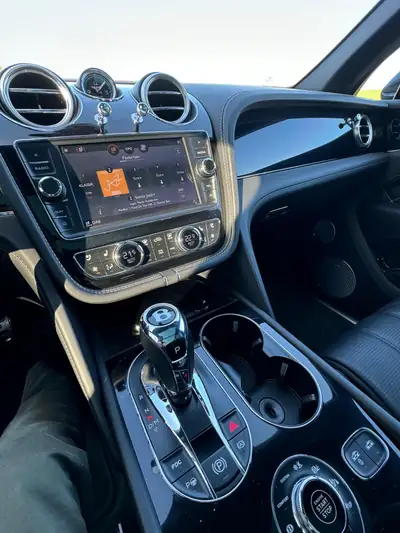 Bentley Bentayga W12 First Edition — SUV de prestige, 608 ch, entretien à jour — Miniatura 13
