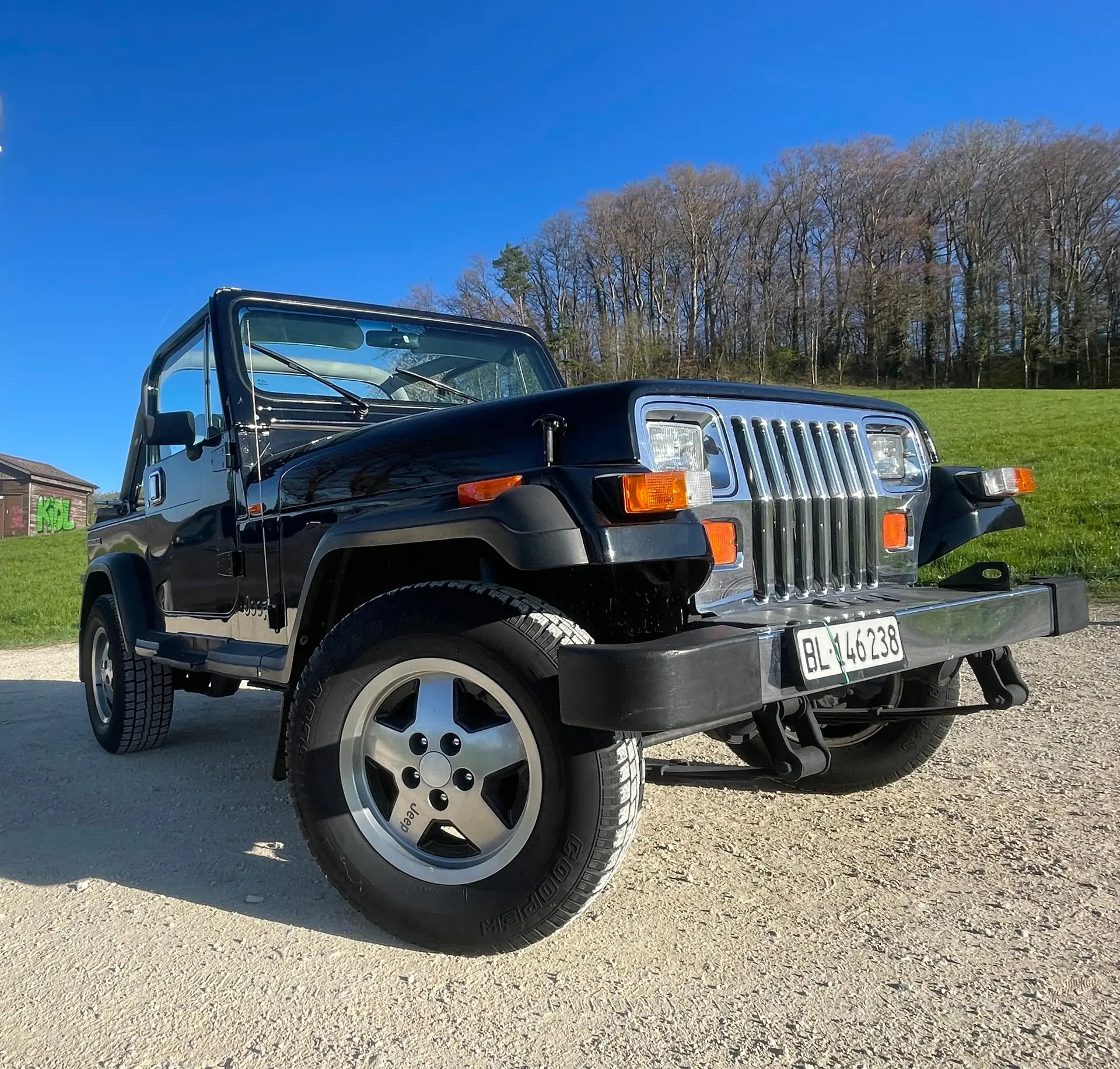 Jeep Wrangler 2.5 Laredo 1990 — Légende tout-terrain, moteur essence robuste — vue extérieure