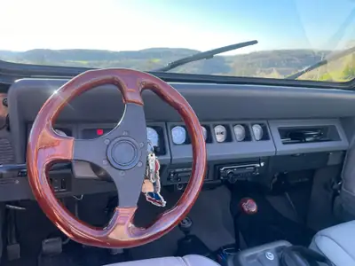 Jeep Wrangler 2.5 Laredo 1990 — Légende tout-terrain, moteur essence robuste — intérieur