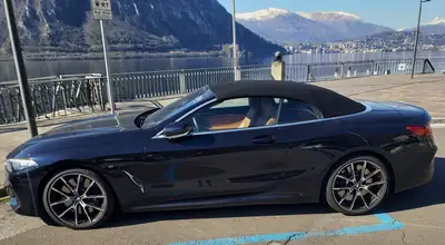 BMW M850i xDrive Cabriolet — Le roadster haute performance avec 530 ch et traction intégrale — rear view