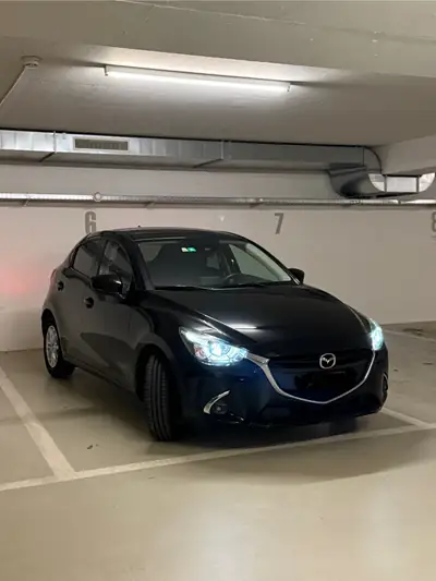 Mazda 2 Skyactiv-G 90 — Citadine fiable, nouvelle monte pneumatiques et jantes alu — Seitenansicht