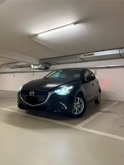 Mazda 2 Skyactiv-G 90 — Citadine fiable, nouvelle monte pneumatiques et jantes alu — Außenansicht