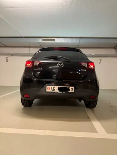 Mazda 2 Skyactiv-G 90 — Citadine fiable, nouvelle monte pneumatiques et jantes alu — Heckansicht