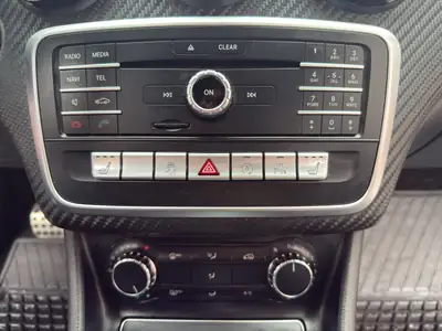 Mercedes-AMG A 45 4Matic — Performance 381 ch, Transmission DCT, Berline compact sportive — Miniatur 16