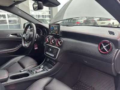 Mercedes-AMG A 45 4Matic — Performance 381 ch, Transmission DCT, Berline compact sportive — Miniatur 24