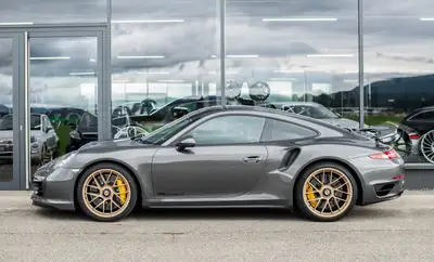 Porsche 911 Turbo S — Coupé sportif haute performance, 560 ch et histoire suisse certifiée — side view