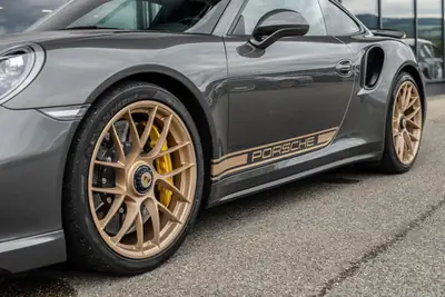 Porsche 911 Turbo S — Coupé sportif haute performance, 560 ch et histoire suisse certifiée — dashboard