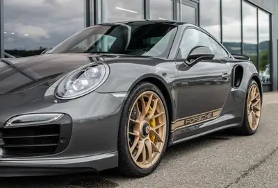 Porsche 911 Turbo S — Coupé sportif haute performance, 560 ch et histoire suisse certifiée — detail