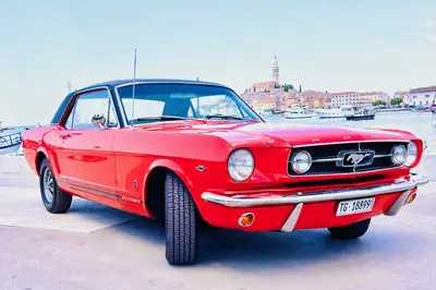 Ford Mustang GT Coupé 1965 — Légende américaine, 228 ch et seulement 39'000 km — fianco