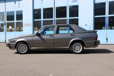 Alfa Romeo 75 3.0 Q.Verde 1991 — Berline sportive rare, 80'000 km seulement — Heckansicht