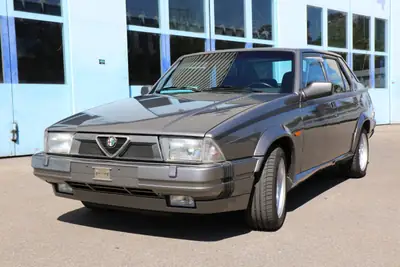 Alfa Romeo 75 3.0 Q.Verde 1991 — Berline sportive rare, 80'000 km seulement — Außenansicht