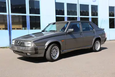 Alfa Romeo 75 3.0 Q.Verde 1991 — Berline sportive rare, 80'000 km seulement — Seitenansicht