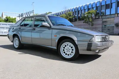Alfa Romeo 75 3.0 Q.Verde 1991 — Berline sportive rare, 80'000 km seulement — Detail
