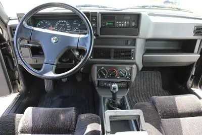 Alfa Romeo 75 3.0 Q.Verde 1991 — Berline sportive rare, 80'000 km seulement — Miniatur 9