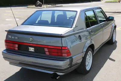 Alfa Romeo 75 3.0 Q.Verde 1991 — Berline sportive rare, 80'000 km seulement — Miniatur 12