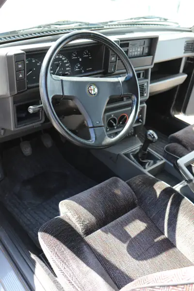 Alfa Romeo 75 3.0 Q.Verde 1991 — Berline sportive rare, 80'000 km seulement — Miniatur 13