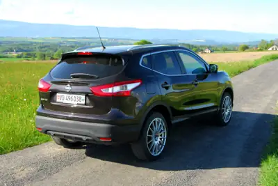 Nissan Qashqai 1.6 DIG-T Tekna 2015 — SUV complet avec équipements premium et double jeu de roues — side view