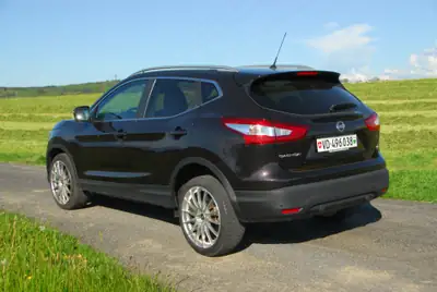Nissan Qashqai 1.6 DIG-T Tekna 2015 — SUV complet avec équipements premium et double jeu de roues — rear view