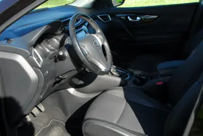 Nissan Qashqai 1.6 DIG-T Tekna 2015 — SUV complet avec équipements premium et double jeu de roues — dashboard