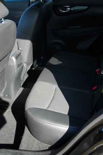 Nissan Qashqai 1.6 DIG-T Tekna 2015 — SUV complet avec équipements premium et double jeu de roues — detail