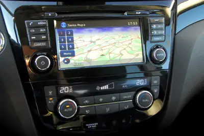 Nissan Qashqai 1.6 DIG-T Tekna 2015 — SUV complet avec équipements premium et double jeu de roues — Thumbnail 8