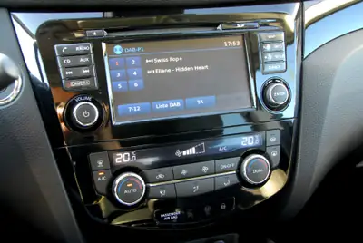 Nissan Qashqai 1.6 DIG-T Tekna 2015 — SUV complet avec équipements premium et double jeu de roues — Thumbnail 9