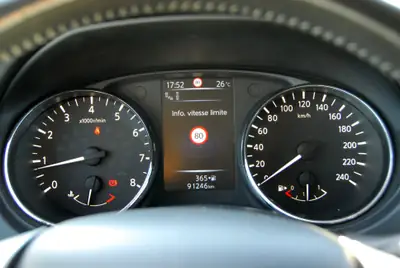 Nissan Qashqai 1.6 DIG-T Tekna 2015 — SUV complet avec équipements premium et double jeu de roues — Thumbnail 10