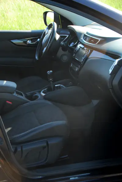 Nissan Qashqai 1.6 DIG-T Tekna 2015 — SUV complet avec équipements premium et double jeu de roues — Thumbnail 16