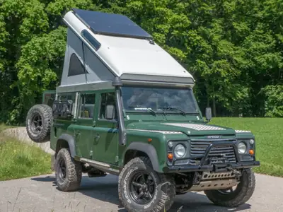 Land Rover Defender 110 CSW 2.5 Td5 — L'aventurier robuste, 9 places et prêt à explorer — vista esterna