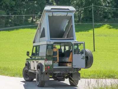 Land Rover Defender 110 CSW 2.5 Td5 — L'aventurier robuste, 9 places et prêt à explorer — fianco