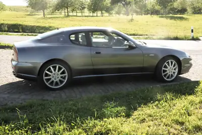 Maserati 3200 GT — Coupé sportif italien, 370 ch, seulement 29'000 km — côté