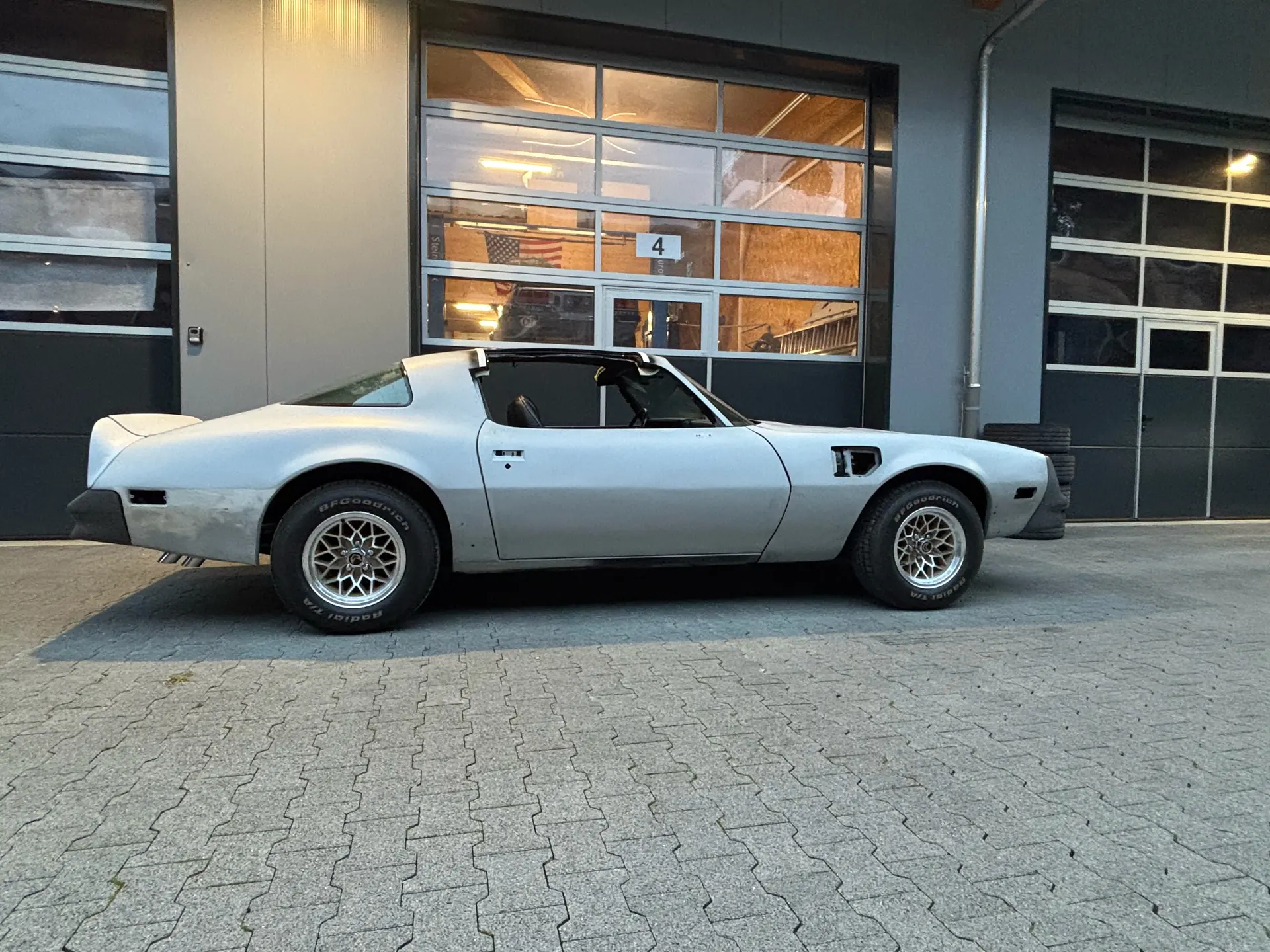 Pontiac Firebird 1978 — Muscle car américain emblématique, moteur V8 6.6L — vue extérieure
