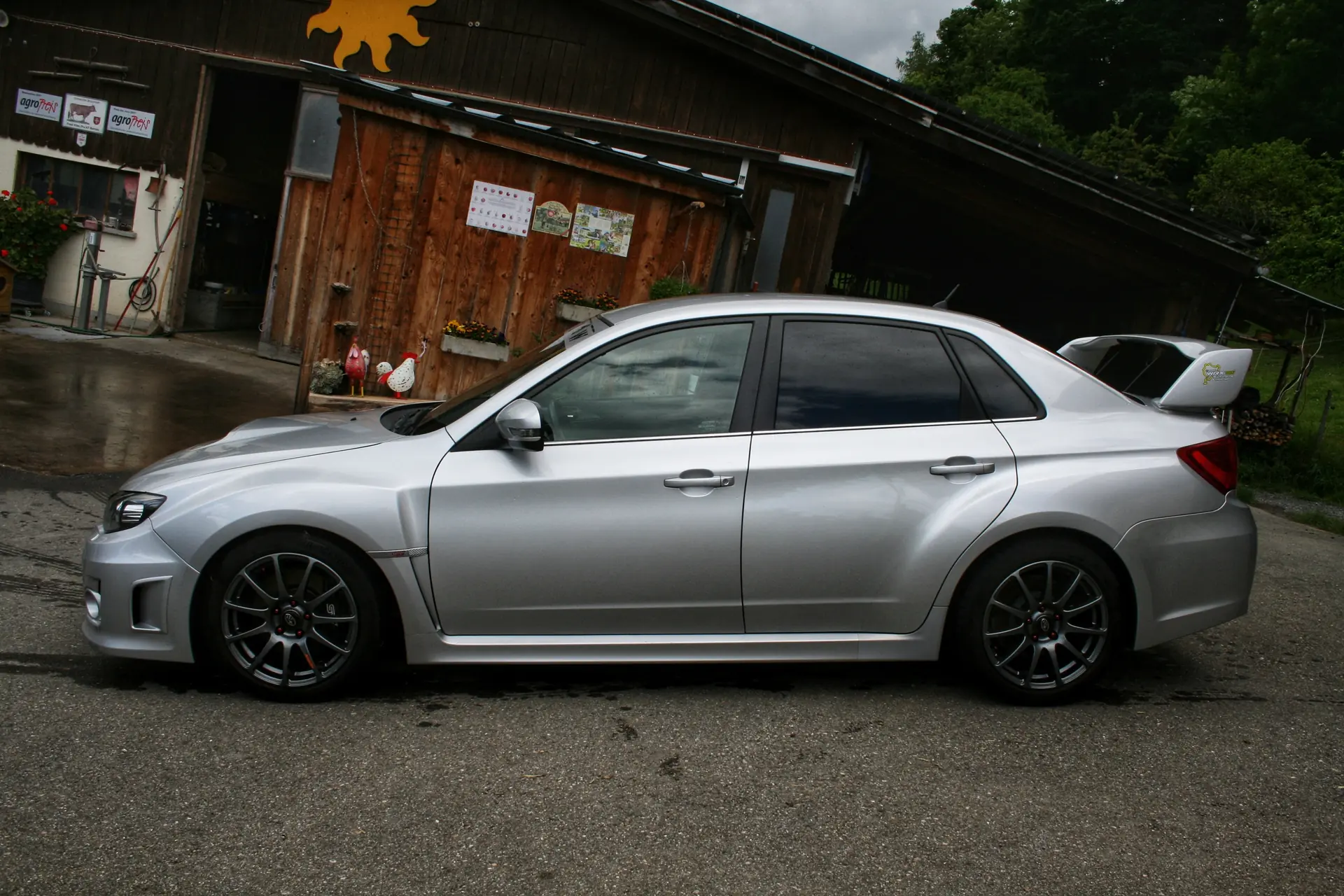 Subaru WRX STI 2.5 Turbo 4WD — Berline sportive mythique, moteur 325 ch — vista esterna