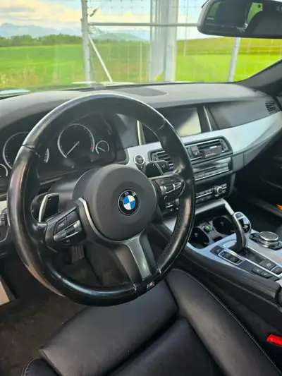 BMW 528i Touring xDrive — Break élégant, motorisation efficace et équipements premium — interni