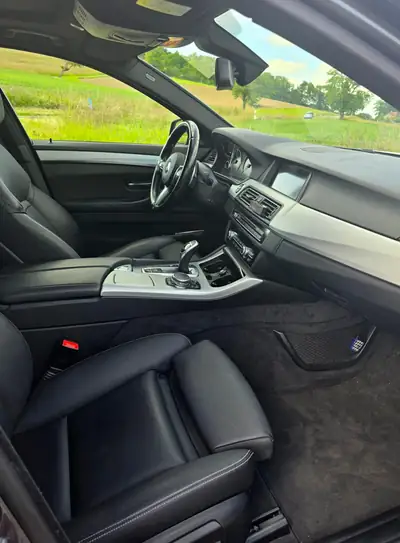 BMW 528i Touring xDrive — Break élégant, motorisation efficace et équipements premium — cruscotto