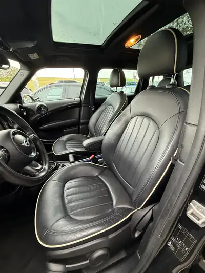 MINI Countryman Cooper S ALL4 - SUV compact sportif avec traction intégrale — interior