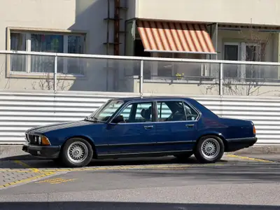 BMW 745i A 1985 — Un collector rare avec turbo, 205'000 km, sans sinistre — fianco