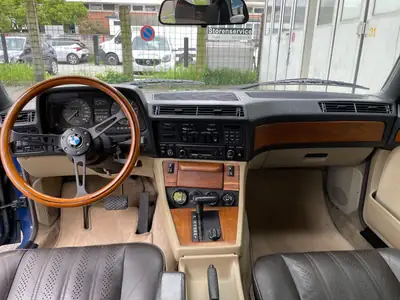 BMW 745i A 1985 — Un collector rare avec turbo, 205'000 km, sans sinistre — cruscotto