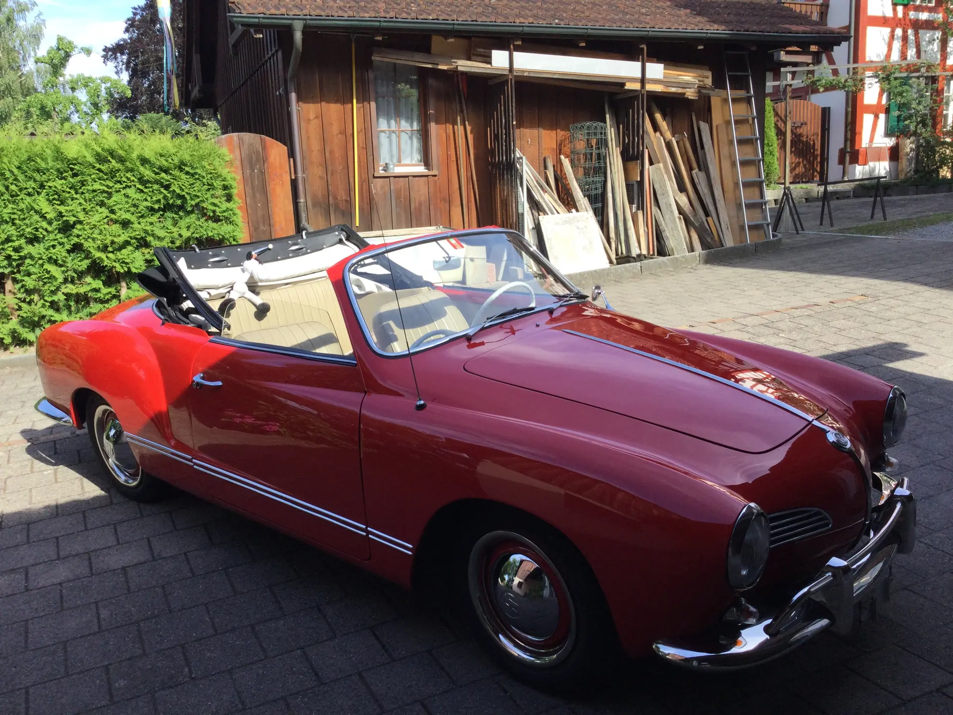Volkswagen Karmann-Ghia 1960 — Cabriolet de légende, seulement 62'000 km — vue extérieure