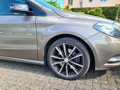 Mercedes-Benz B 250 7G-DCT — Monospace compact dynamique, 211 ch et consommation maîtrisée — Heckansicht