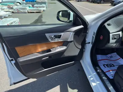 Jaguar XF Sportbrake 3.0d V6 — Diesel performant, break élégant, expertisé du jour — Thumbnail 13