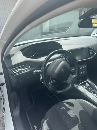 Peugeot 308 SW 1.2 PureTech — Break spacieux, entretien complet, état irréprochable — intérieur