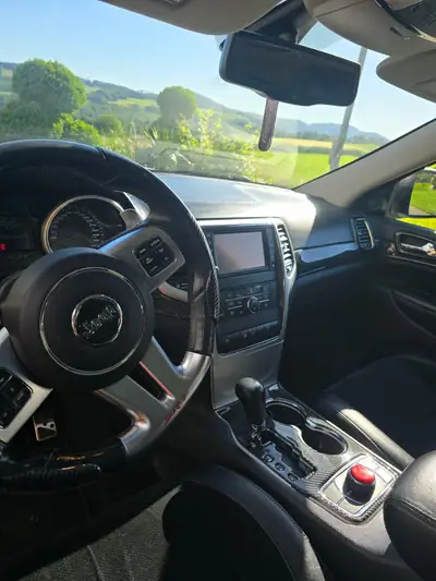 Jeep Grand Cherokee SRT8 6.4L V8 HEMI — Puissance brute et capacités tout-terrain — Heckansicht