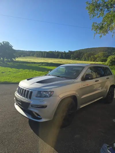 Jeep Grand Cherokee SRT8 6.4L V8 HEMI — Puissance brute et capacités tout-terrain — Außenansicht