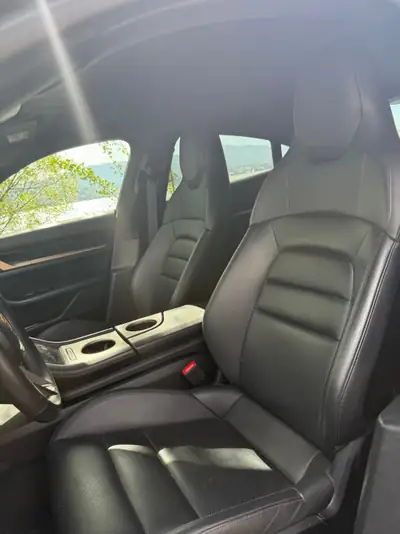 Porsche Taycan 4S — Berline électrique haute performance, 70'000 km seulement — Innenraum