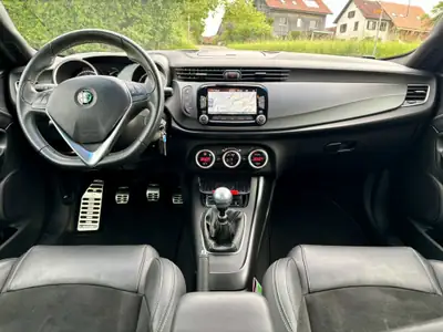 Alfa Romeo Giulietta 1.4 MultiAir 170 ch — Élégante compacte italienne, entretien soigné — interior